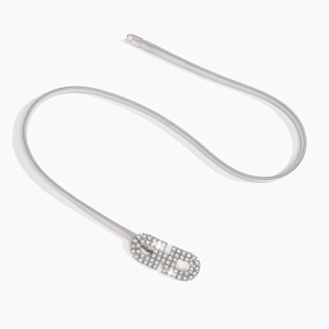 Vue détaillée d'une ceinture élastique argentée avec une boucle double D sertie de cristaux