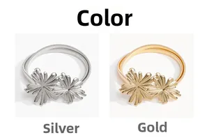 Dettaglio di catene in metallo elastico argento e oro con fibbie a doppia forma di fiore
