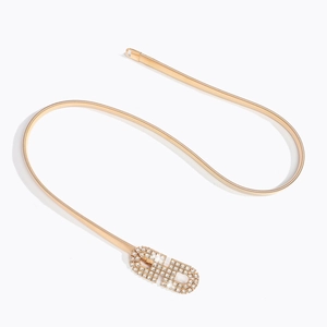 Vue détaillée de la ceinture chaîne dorée avec boucle double B sertie de strass