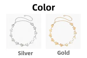 Dettaglio delle cinture a catena con cuori in argento e oro con finitura in metallo lucido