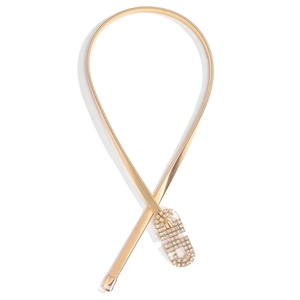 Détail d'une ceinture chaîne dorée avec boucle double D ornée de strass brillants