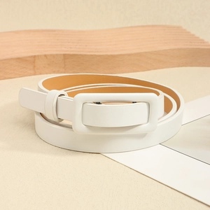 Gros plan détaillé d'une ceinture en cuir blanc avec une boucle rectangulaire gainée de cuir