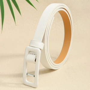 Détail d'une fine ceinture blanche en cuir PU avec boucle recouverte et texture lisse