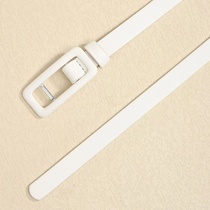 Gros plan détaillé d'une ceinture fine blanche minimaliste avec boucle rectangulaire gainée cuir