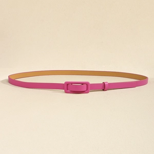 Détail d'une ceinture fine rose avec boucle rectangulaire recouverte de cuir assorti