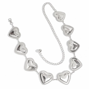 Chaîne de taille en métal argenté avec neuf grands pendentifs en forme de cœur