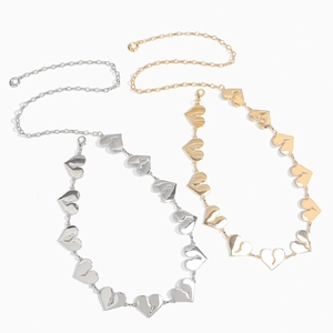 Cintura a catena sottile con maglie a forma di cuore in finiture oro e argento