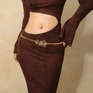 Elegante cintura in metallo dorato con doppia fibbia floreale su vestito marrone scuro