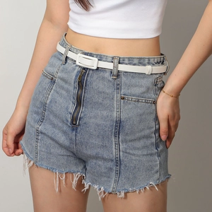 Détail de short en jean taille haute avec bords effilochés et fine ceinture blanche