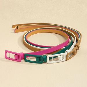 Lot de quatre ceintures fines en cuir rose, vert, blanc et marron pour femmes