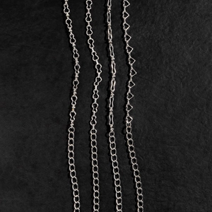 Catenine da vita in metallo argento con maglie a cuore e motivi geometrici eleganti