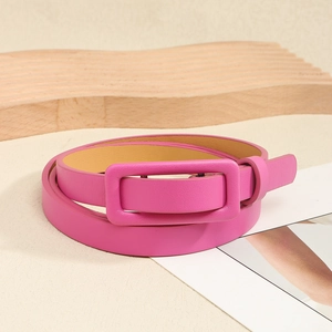 Ceinture femme minimaliste en cuir rose avec texture et boucle rectangulaire