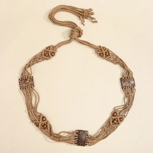 Détail de la chaîne de taille bohème tressée avec perles en bois et longs glands