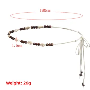 Dettaglio della catena in vita bohémien fatta a mano con perle in legno e nappe