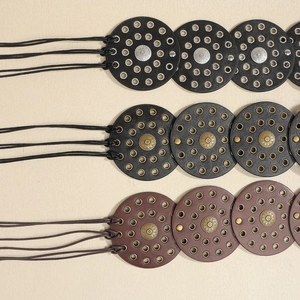 Details von Vintage-Boho-Gürteln mit Sonnenmuster-Metallnieten und Ösen-Design