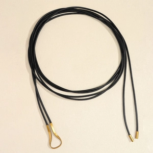 Detailansicht einer schwarzen PU-Leder-Tallienkette mit elegantem goldenem U-Schnallenverschluss