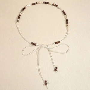 Cintura boho intrecciata a mano con perline di legno e conchiglie su corda di cotone crema