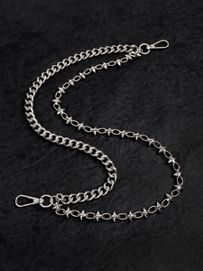 Dettaglio della catena punk argento con borchie e chiusure a moschettone su nero
