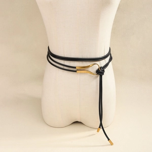 Detail eines eleganten PU-Leder Knotengürtels mit goldener Metallschnalle für Damen