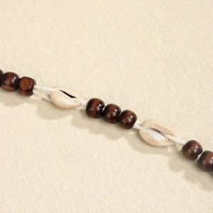 Catena da vita bohémien fatta a mano con perle in legno, conchiglie e corda di cotone