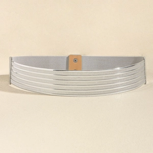 Détail d'une ceinture élastique multicouche argentée avec fermeture par bouton pression
