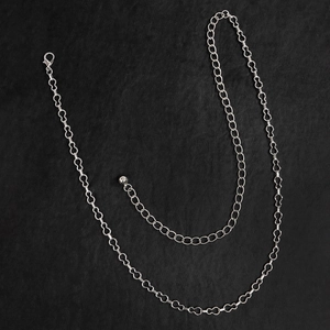 Catena da corpo minimalista in metallo argento con maglie a forma di orsetto e chiusura a moschettone
