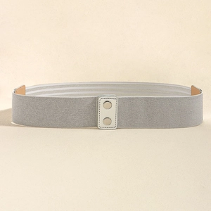 Vue détaillée de la ceinture tressée gris argenté avec une boucle élégante en argent poli