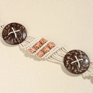 Détail de ceinture bohème tissée avec des boucles en noix de coco et perles rétro