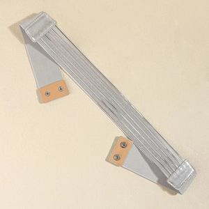 Vue détaillée de ceinture élastique argentée à paillettes avec embouts en cuir et boutons