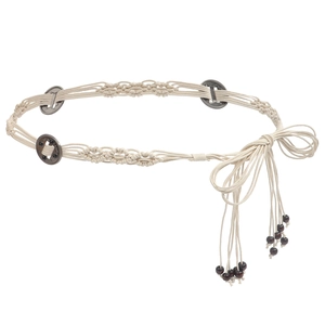 Cintura intrecciata bohémien con fibbie metalliche e nappe con perline su sfondo bianco