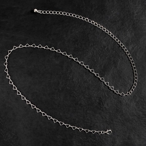 Dettaglio della catena a maglie a cuore d'argento con chiusura a moschettone e estensione