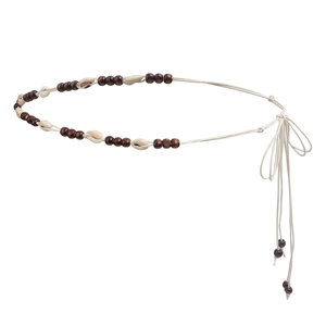 Cintura bohémien in corda intrecciata con conchiglie e perline in legno su sfondo bianco