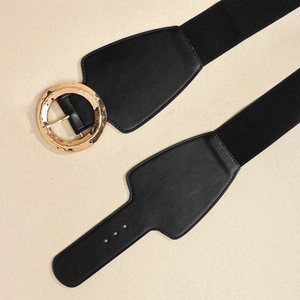 Detailansicht eines elastischen Damen-Taillengürtels mit goldener Hammerschlag-Schnalle