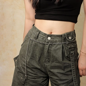 Catena da vita in argento con maglie a cuore indossata su pantaloni cargo verdi