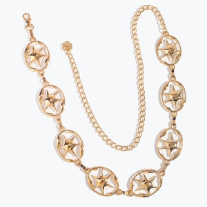 Détail de la ceinture chaîne dorée avec maillons étoiles et fermoir mousqueton réglable