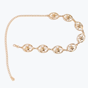 Détail d'une ceinture chaîne dorée vintage avec maillons ovales et motifs étoiles