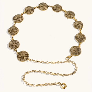 Détail de la ceinture chaîne dorée avec des plaques rondes à texture en spirale
