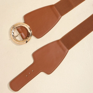 Detailansicht des braunen elastischen Taillengürtels mit goldener Schnalle und PU-Leder