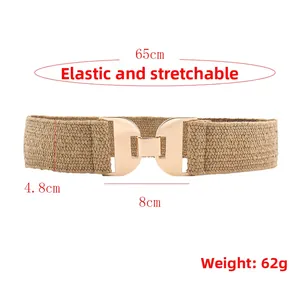 Détail de la ceinture élastique bohème kaki avec une boucle dorée demi-cercle sur fond blanc