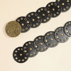 Detailansicht der Western-Gürtelschnalle mit floralem Relief und Bronzenieten