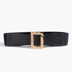 Détail de la ceinture élastique noire avec large boucle rectangulaire dorée effet martelé