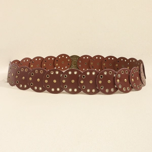 Detailansicht eines Vintage-Western-Gürtels mit Bronzeschnalle und Metallnieten