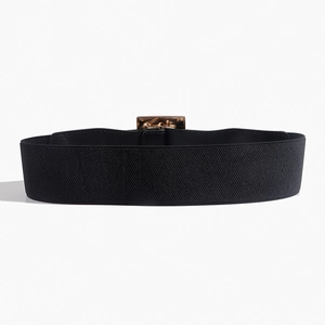 Détail d'une ceinture élastique noire avec une boucle rectangulaire dorée polie