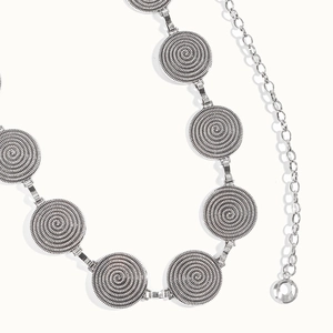 Chaîne de taille argentée avec disques métalliques texturés pour robes et jeans