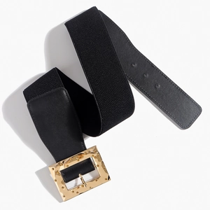 Ceinture élastique noire pour femme avec boucle carrée dorée martelée sur fond blanc