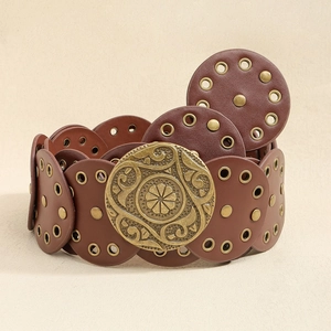 Detailaufnahme von Boho-Ledergürtel mit Vintage-Nieten und verzierter floraler Schnalle