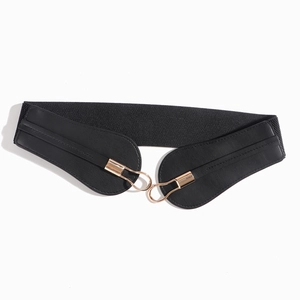 Vue détaillée de la ceinture élastique noire pour femme avec boucle dorée polie