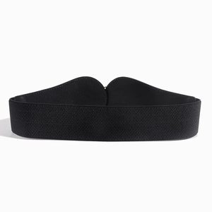 Détail de la ceinture élastique noire tressée avec boucle en cuir pour femmes