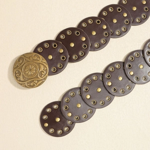 Nahaufnahme des Western Vintage-Gürtels mit Lederscheiben und verzierter Metallschnalle