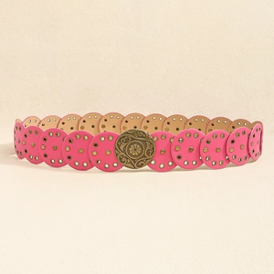 Detaillierte Nahaufnahme einer Vintage-Bronzeschnalle an einem rosa Western-Ledergürtel